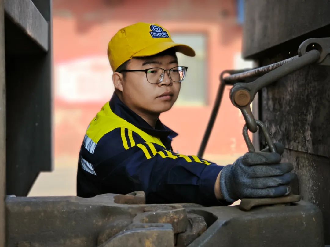 用奮進(jìn)之筆書寫青春之光 用奮進(jìn)之筆書寫青春之光