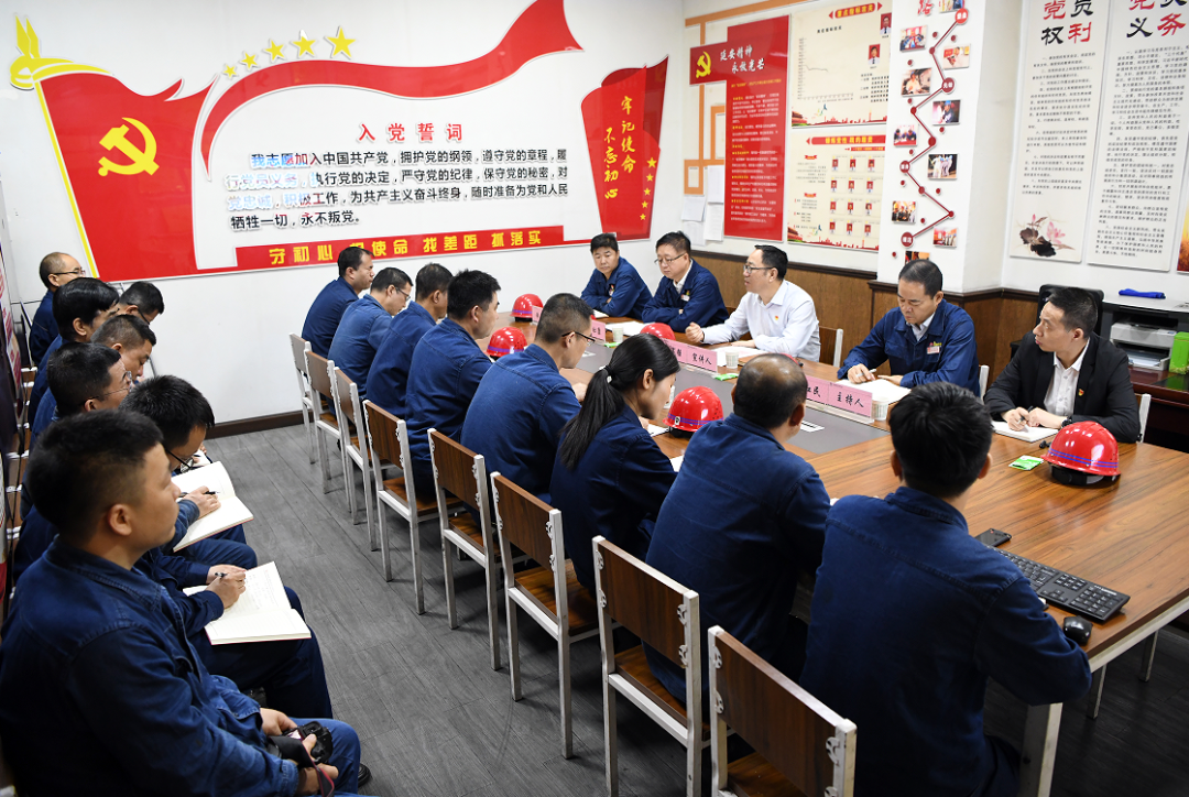 武軍強到龍鋼公司煉鋼廠轉爐黨支部開展主題教育宣講 武軍強到龍鋼公司煉鋼廠轉爐黨支部開展主題教育宣講