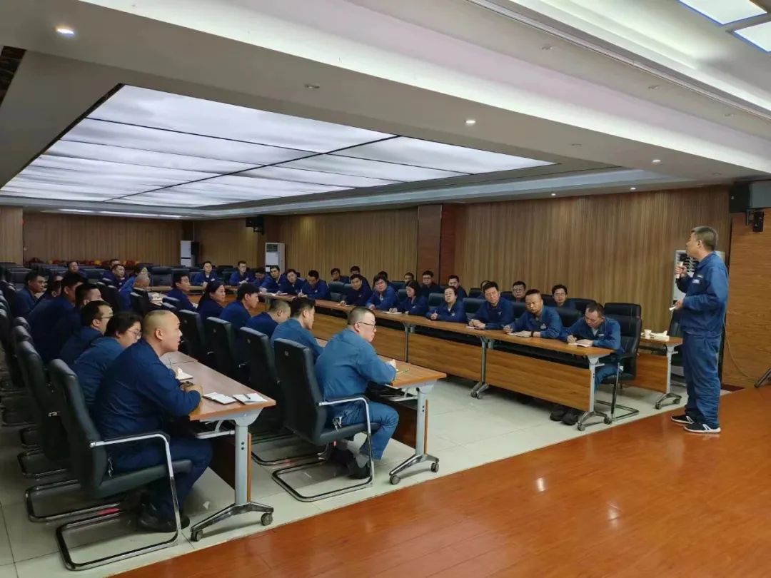 主題教育強(qiáng)作風(fēng) 注重落實(shí)見成效 主題教育強(qiáng)作風(fēng) 注重落實(shí)見成效