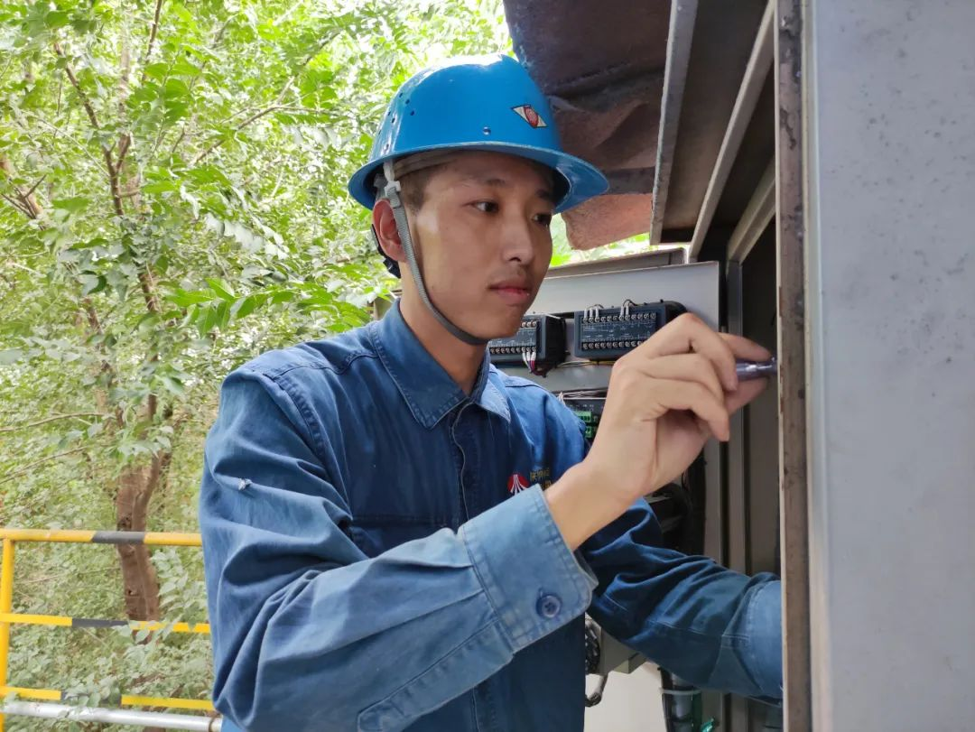 秉承“干”字精神,用奮斗為青春添彩——記第九屆“陜鋼杯”職業(yè)技能競(jìng)賽維修電工技術(shù)能手馬山 秉承“干”字精神,用奮斗為青春添彩——記第九屆“陜鋼杯”職業(yè)技能競(jìng)賽維修電工技術(shù)能手馬山