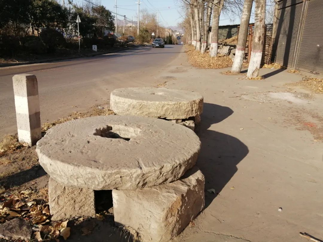 村口的石碾子 村口的石碾子