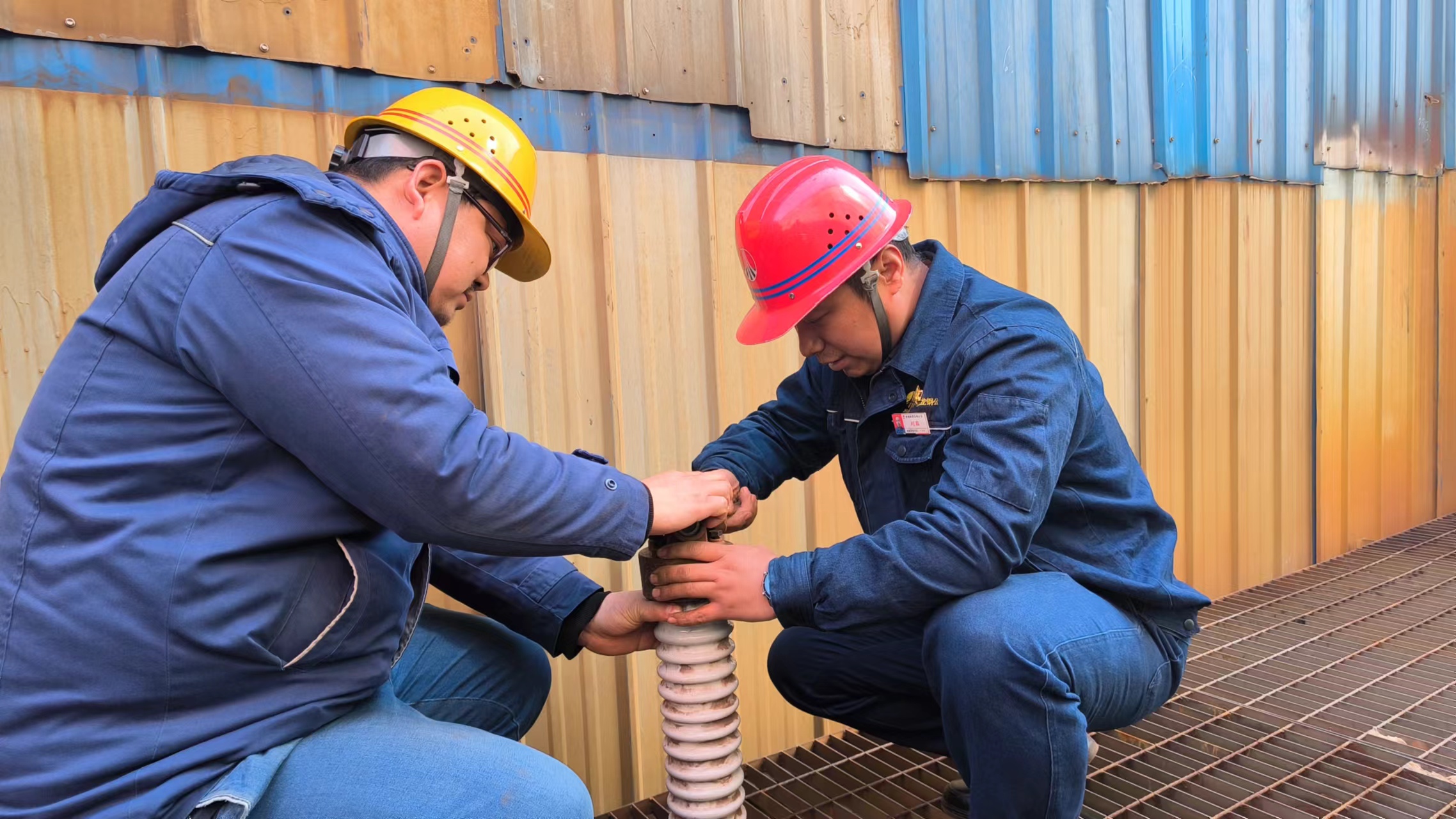 群策群力求創新 同心協力降成本——龍鋼公司450㎡燒結系統電除塵中修側記