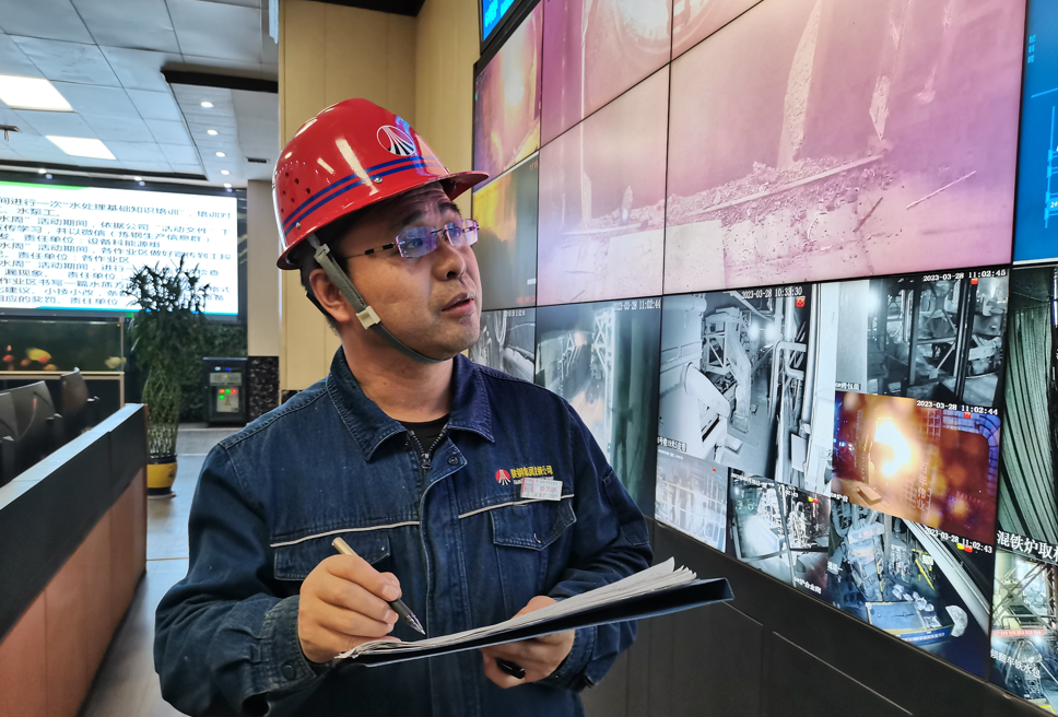 匠心鑄夢勇?lián)?dāng) 百煉成鋼鑄輝煌 ——記第四屆“陜煤工匠”楊文學(xué) 匠心鑄夢勇?lián)?dāng) 百煉成鋼鑄輝煌 ——記第四屆“陜煤工匠”楊文學(xué)