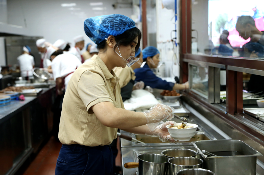 服務有溫度 職工朝著幸福走 服務有溫度 職工朝著幸福走