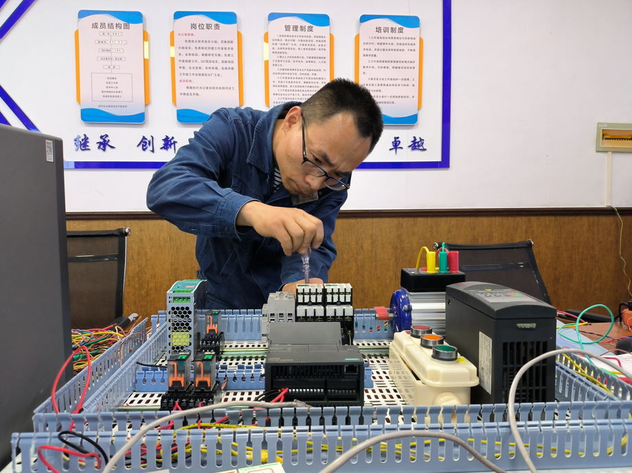 春播桃李千圃  秋來碩果盈枝 春播桃李千圃  秋來碩果盈枝