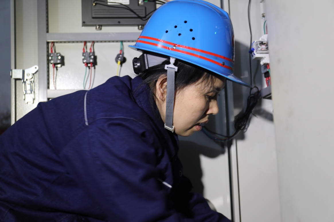 萬(wàn)里長(zhǎng)風(fēng)起 “鋼鐵玫瑰”綻芳華——記陜煤集團(tuán)第八屆“巾幗能手”馮燕 萬(wàn)里長(zhǎng)風(fēng)起 “鋼鐵玫瑰”綻芳華——記陜煤集團(tuán)第八屆“巾幗能手”馮燕