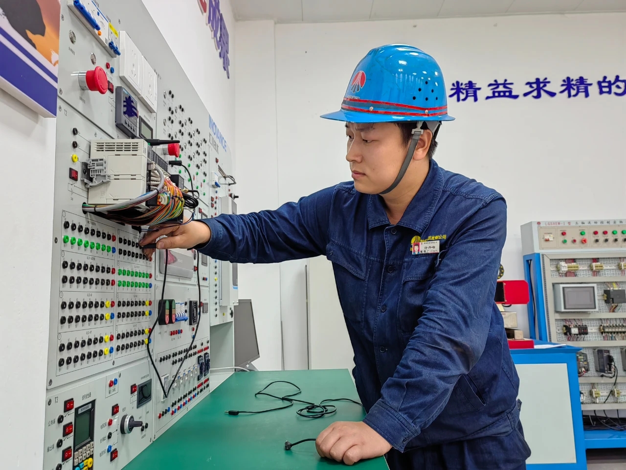 高爐旁的電氣自動化“追光者” 高爐旁的電氣自動化“追光者”