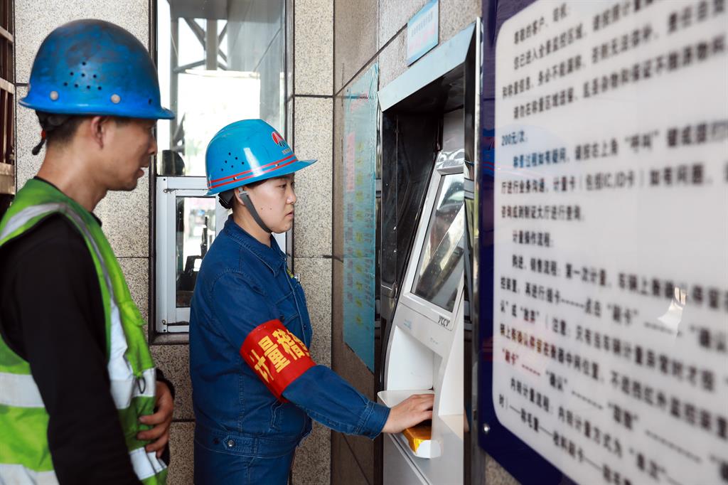 31人娘子軍年計量4600萬噸:龍鋼檢斤班的數字化突圍之路 31人娘子軍年計量4600萬噸:龍鋼檢斤班的數字化突圍之路