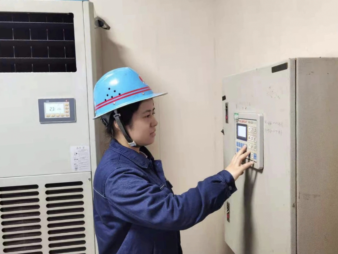 “電”淬鋼花映藍裝 青春當“燃”綻鋒芒——記“陜西省機械冶金建材系統(tǒng)技術能手”黨青霞 “電”淬鋼花映藍裝 青春當“燃”綻鋒芒——記“陜西省機械冶金建材系統(tǒng)技術能手”黨青霞