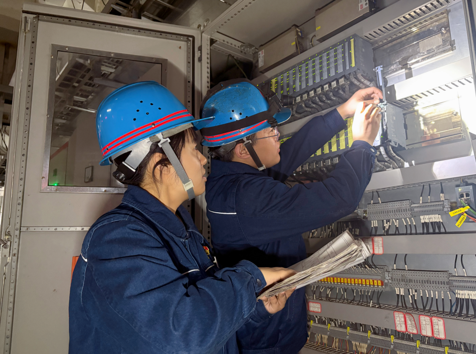 “電”淬鋼花映藍裝 青春當“燃”綻鋒芒——記“陜西省機械冶金建材系統(tǒng)技術能手”黨青霞 “電”淬鋼花映藍裝 青春當“燃”綻鋒芒——記“陜西省機械冶金建材系統(tǒng)技術能手”黨青霞