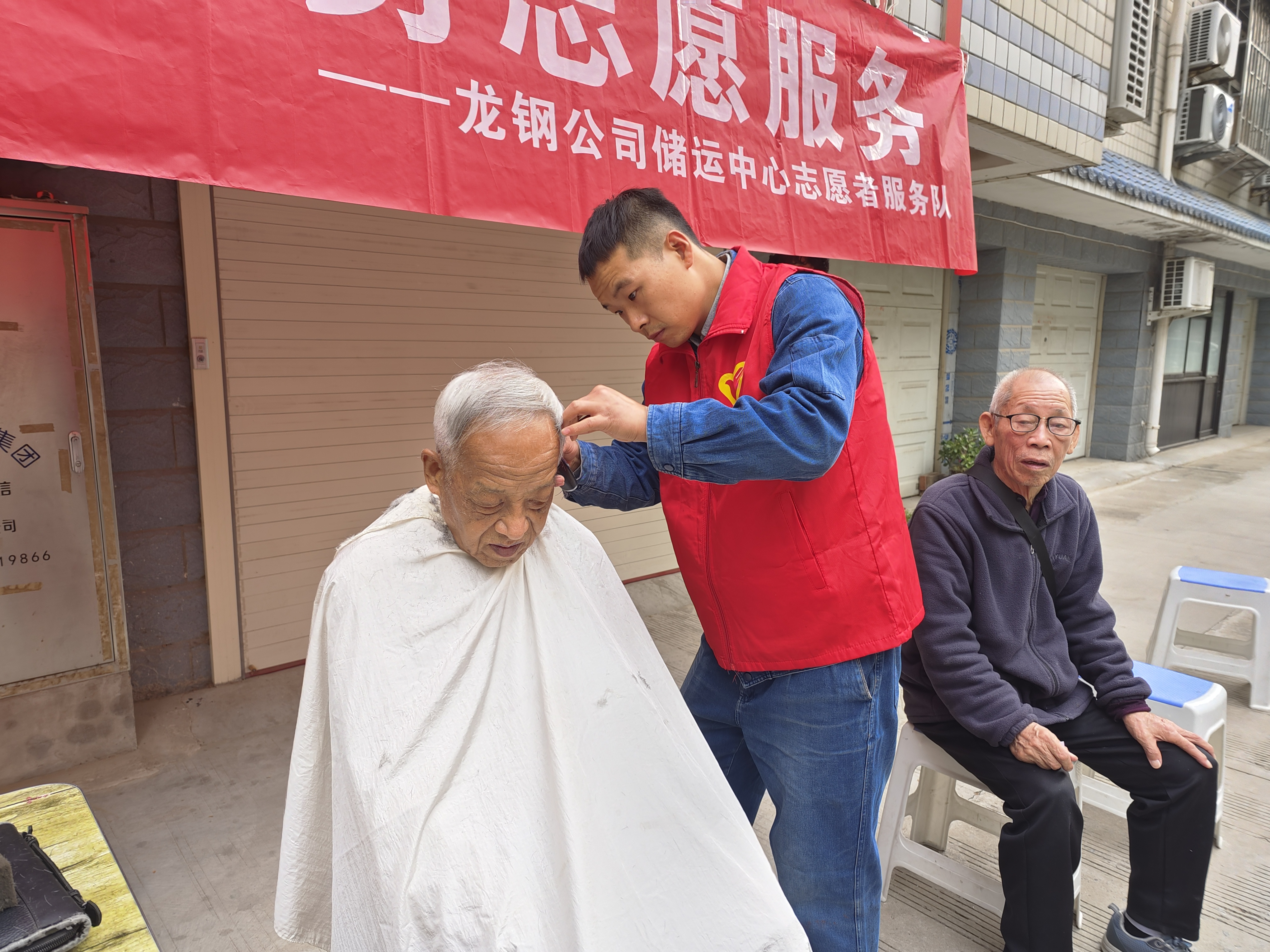 龍鋼青年愛(ài)心義剪:小剪刀剪出大溫暖 龍鋼青年愛(ài)心義剪:小剪刀剪出大溫暖